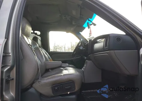 2000 Chevrolet Suburban 1500 Lt z USA, uszkodzony, nr VIN 3GNFK16T9YG150909